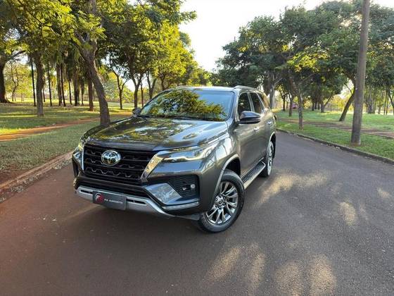 TOYOTA HILUX SW4 2.8 D-4D TURBO DIESEL SRX 7L 4X4 AUTOMÁTICO TOYOTA HILUX SW4 2.8 D-4D TURBO DIESEL SRX 7L 4X4 AUTOMÁTICO